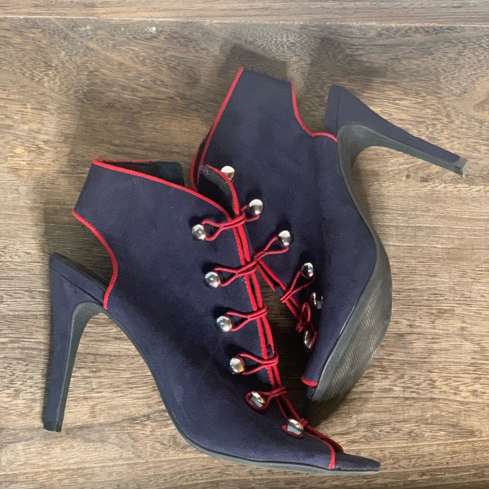 Like new button navy heels with red lining - Picture 2 of 4